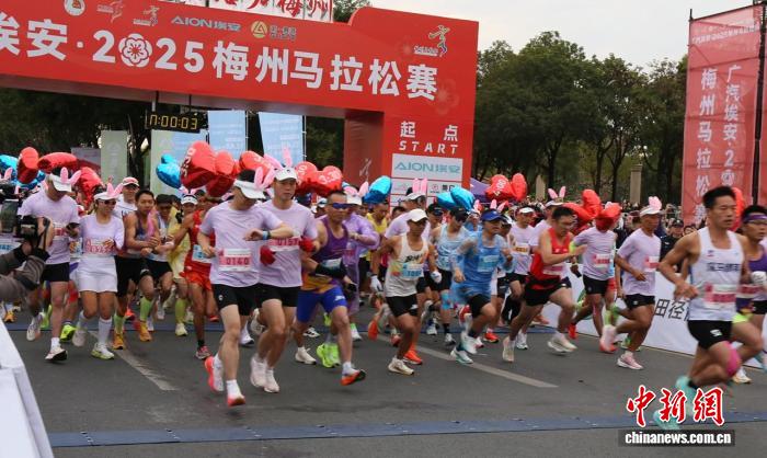 1万跑者齐聚梅州 男女冠军刷新赛事纪录