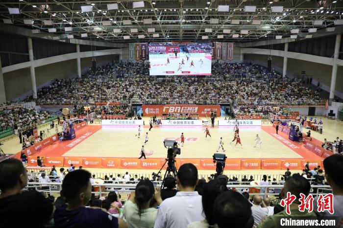 株洲厂BA明星队力克华侨大学男篮 全场鏖战引爆