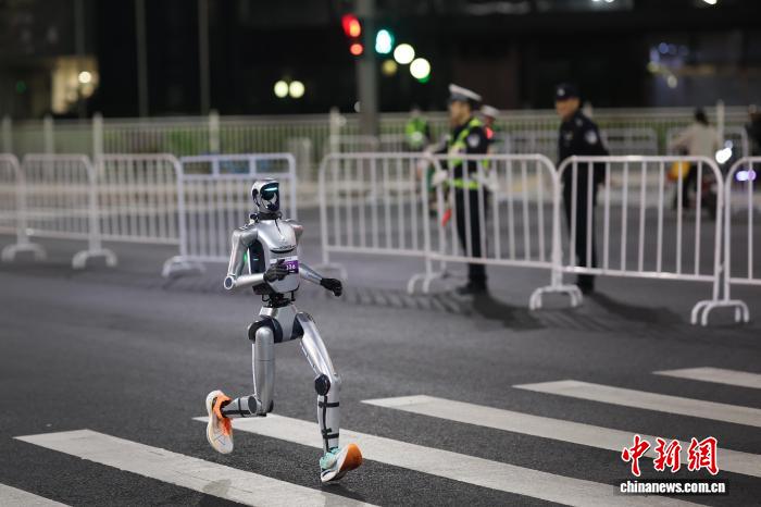 2026北京亦庄人形机器人半程马拉松启动 参赛队伍
