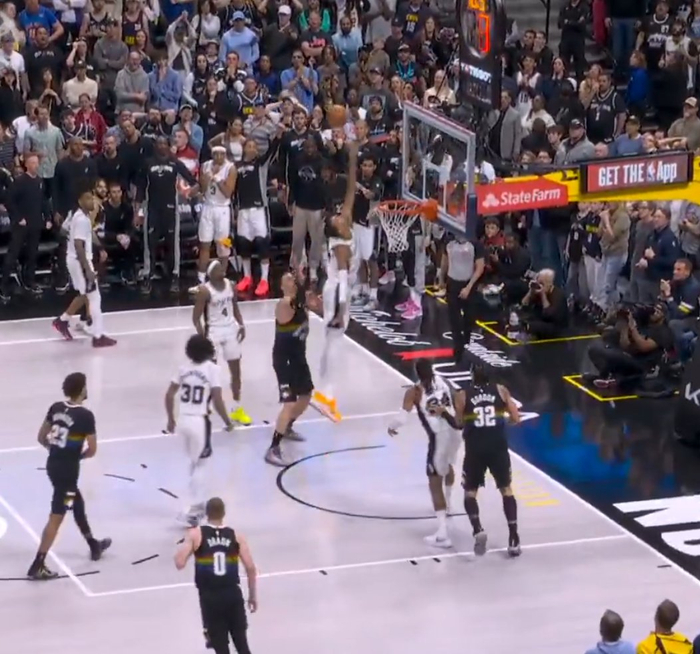 约基奇低位单打文班 独揽28分率队取胜