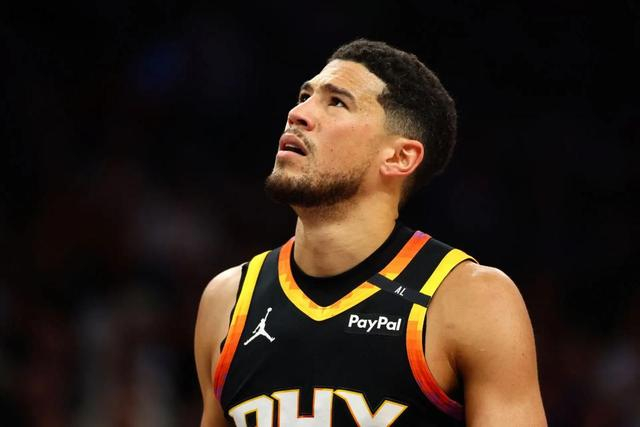 NBA季后赛技术犯规误判引发争议 布克被罚3.5万美
